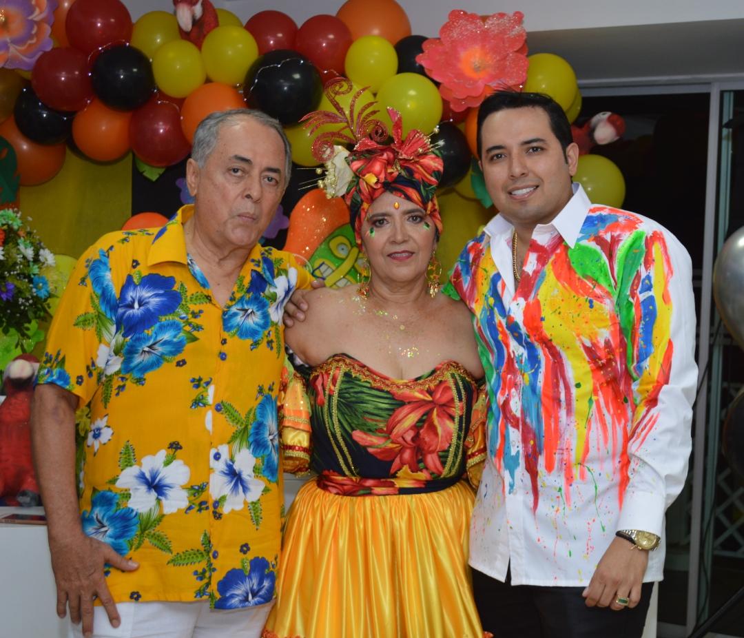 El homenajeado en compañía de sus padres.